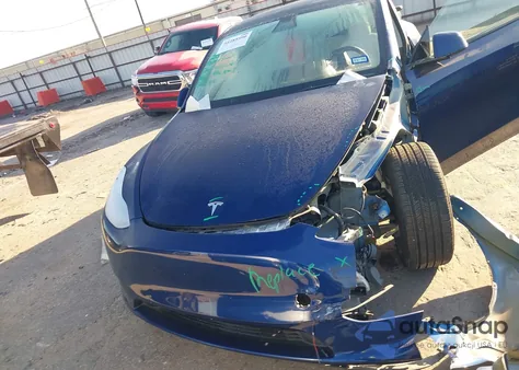 2022 Tesla Model Y Performance Dual Motor All-Wheel Drive z USA, uszkodzony, nr VIN 7SAYGDEF3NF390140